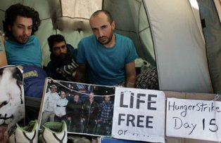 Депортируемые из Великобритании граждане Ирана зашили себе рты