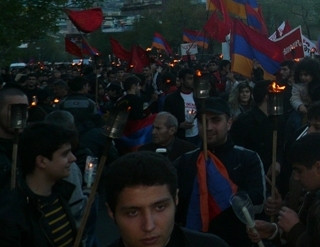 Факельное шествие в память о жертвах Геноцида армян достигло мемориала Цицернака