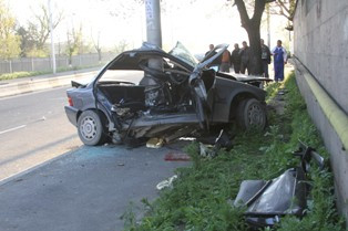 В Ереване BMW протаранила бетонное ограждение (видео)