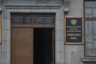 В одной из областей Армении обнаружена сожженная машина с обгоревшим трупом (вид