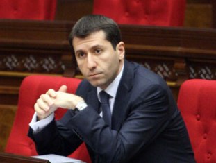 Омбудсмен Армении изучает проблемы полиции с помощью бывшего сотрудника системы