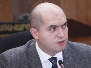 Armenian Education Minister joins picket commemorating Genocide victims in Vienn