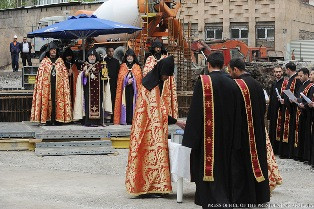 Президент Армении посетил место строительства церкви Святой Анны