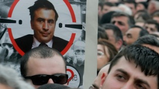 Оппозиция Грузии возобновляет акции протеста с требованием отставки Саакашвили