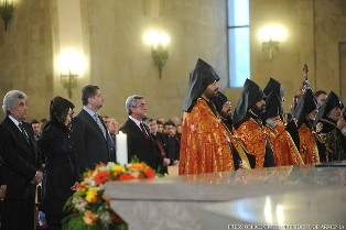 В кафедральном соборе Григора Лусаворича был совершен молебен по жертвам землетр