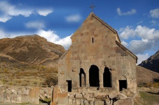 Շուրջ 50 երիտասարդներ կմաքրեն ու կկանաչապատեն Վայոց Ձորի եկեղեցիների տարածքը