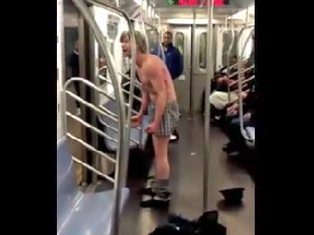 В метро псих снял трусы и напал на пассажиров (видео)