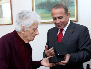 Հովիկ Աբրահամյանն այցելել է կոմպոզիտոր Էդվարդ Միրզոյանին եւ հուշանվեր հանձնել նր