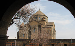 «Առավոտ». Հայ առաքելական եկեղեցին մի բան է, իսկ օլիգարխիայի աշխարհիկ վայելքների