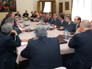 Armenian FM meets with OSCE accredited ambassadors
