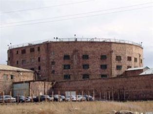 Քրեակատարողական վարչության երկու աշխատակիցների ազատել են աշխատանքից