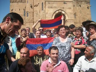Աղթամարի Սուրբ Խաչում պատարագն իրականացվել է հայաստանցիների ակտիվ մասնակցությամբ