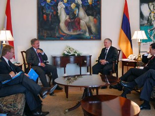 Armenian and Luxembourgian FMs hold meeting