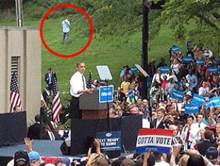 Obama’s bodyguard pee during President’s speech?