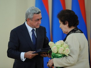 Անկախության տոնի կապակցությամբ վաստակավոր եւ ժողովրդական կոչումներ են շնորհվել