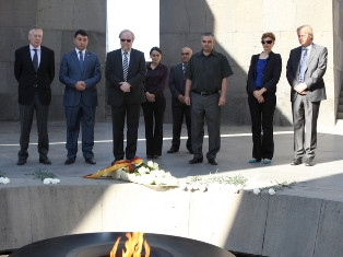 German Bundestag deputy chair visits Armenian Genocide Memorial