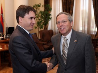 Armenian Deputy PM receives US ambassador
