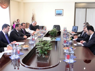 Երեւանի քաղաքապետը հանդիպել է Շիրազի քաղաքապետի հետ