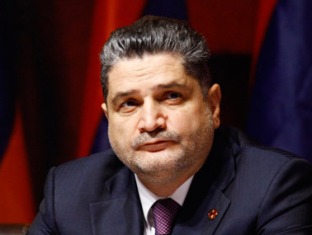 «Բարգավաճ Հայաստանը» տարակուսած է. Ինչո՞վ է զբաղված ԱԳ նախարարը Կոնգոյում