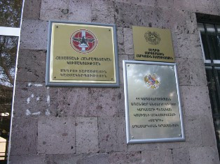 Զարուհի Փոստանջյանը խնդրում է վերացնել ՏԻՄ եւ պետական շենքերի անօրինական օգտագոր