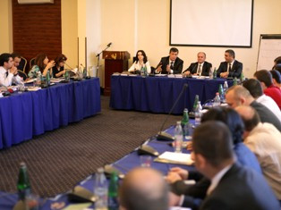 Սեյրան Օհանյանը հանդիպել է Քաղաքական դասընթացների երեւանյան դպրոցի մասնակիցների