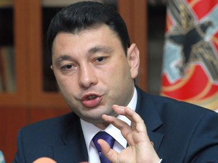 Շարմազանովն առաջիկայում մի շարք դիմակազերծումներ խոստացավ, իսկ ՀԱԿ-ը համարեց «կա