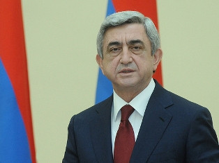 Սերժ Սարգսյանը ՀՀԿ գործադիր նիստից հետո մոտեցավ բողոքի ակցիայի մասնակիցներին