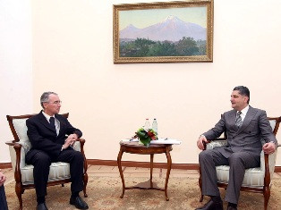 Armenian PM receives newly appointed Greece’s Ambassador