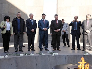 Uruguay delegation visits Memorial to Armenian Genocide victims (PHOTO)