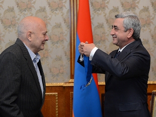 Սերժ Սարգսյանը անվանի արձակագիր, հայագետ, թարգմանիչ եւ մշակութաբան Կիմ Բակշիին պ