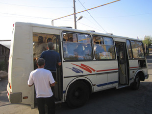 «Հայացք». Գնում ու գնում են