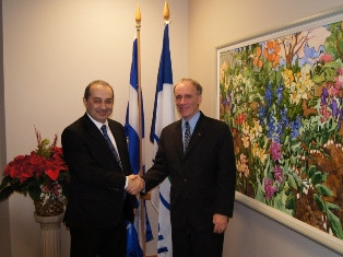 Armenian ambassador meets with Canadian city mayor