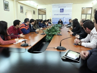 Երեւանի քաղաքապետը հանդիպել է սոցիալական ցանցերի մի խումբ առավել ակտիվ օգտատերեր