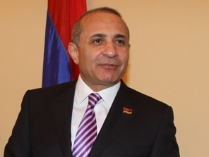 Ի՞նչ է խնդրելու Հովիկ Աբրահամյանը Ձմեռ պապից եւ Ձյունանուշից
