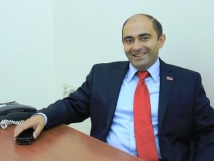 Մենք 3 եղբայրներով մենակ մնալով տանը, հրդեհել էինք Ամանորյա եղեւնին. Էդմոն Մարուքյան