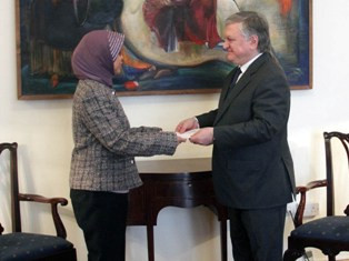 Indonesia’s new ambassador hands copy of credentials to Armenia’s FM