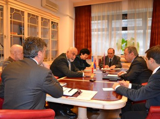 Armenia’s ambassador meets with Romania’s Armenian minister
