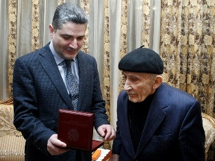 Վարչապետը պրոֆեսոր Նորայր Մանասերյանին պարգեւատրել է ՀՀ վարչապետի հուշամեդալով (