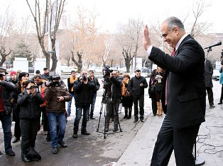 Րաֆֆի Հովհաննիսյանը հանդիպում է Երեւանի Կենտրոն վարչական շրջանի ընտրողների հետ
