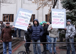 Քաղաքացիական ակտիվիստները պահանջում են ԿԸՀ հրաժարականը (ֆոտոռեպորտաժ)