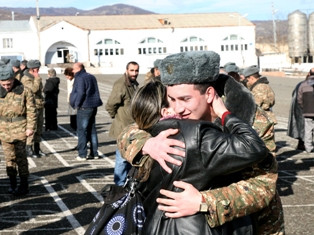 Ավելի քան 300 երեւանցի ժամկետային զինծառայողներ հանդիպել են ծնողների հետ