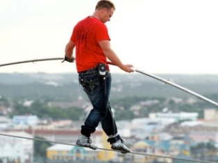 Tightrope walker crosses highwire 60 meters up in Florida (VIDEO)