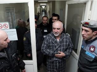 Քիչ առաջ Պարույր Հայրիկյանն իր ոտքով դուրս է եկել հիվանդասենյակից եւ զրուցել հավ