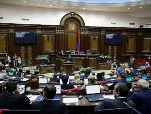 Պե՞տք է արդյոք քաղծառայողները կուսակցական կրծքանշաններ կրեն. բանավեճ ԱԺ-ում