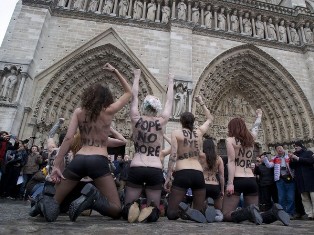 Femen-ի ակտիվիստները ակցիա են արել. «Պապն այլեւս չկա» (ֆոտո)