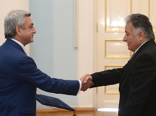 Iraq’s new ambassador hands credentials to Armenia’s President (PHOTO)