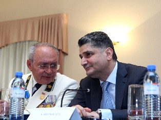 Վարչապետն ու դատախազը պարգեւատրել են իրար (ֆոտո)