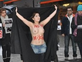«FEMEN»-ի ակտիվիստուհինը հանվել են Ստոկհոլմի մզկիթում