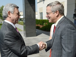 Armenian President congratulates Obama on US Independence Day (PHOTO)