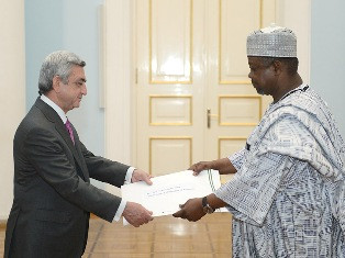 Nigeria’s new ambassador hands credentials to Armenia’s President